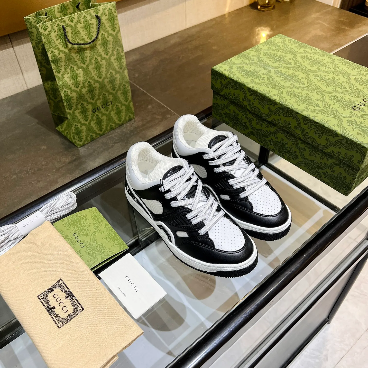 👟👟Ex-factory price 600👟👟 Men's size +10 high version, the top version of 2022 Gucci low-top sneakers! The new colors are reproduced one to one. New style for early spring, creating a perfect style💣💣💣street style🔥🔥🔥cool and trendy C-level fashionable outfit with a retro and futuristic feel🌹🌹🌹classic boot shape + British color-blocking design, super eye-catching. Various leather splicing, original reverse mold last type, imported high-end knitting needles showing exquisite texture! Open mold to customize high-density TPU outsole. 15 colors come out first. Size: Female 35-41 Male 39-46